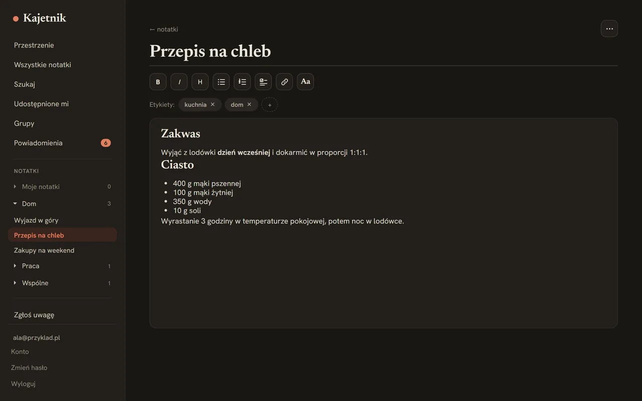 Ta sama aplikacja w motywie ciemnym: notatka „Przepis na chleb”.