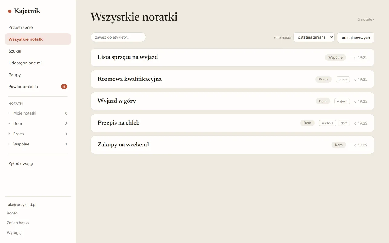 Lista „Wszystkie notatki”: pięć notatek z nazwą przestrzeni, etykietami i godziną zmiany.