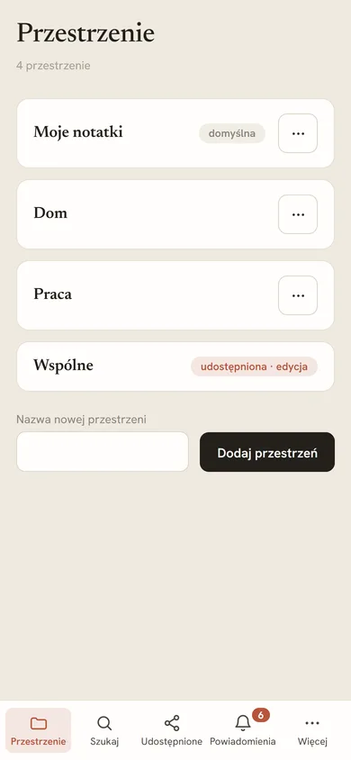 Lista przestrzeni na telefonie, z odznaką „udostępniona” przy jednej z nich.